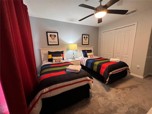 bedroom featuring ceiling fan, carpet floors, a textured ceiling, and a closet