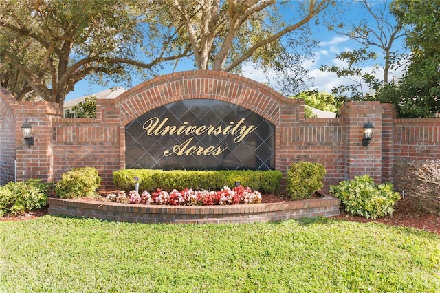 community sign featuring a yard