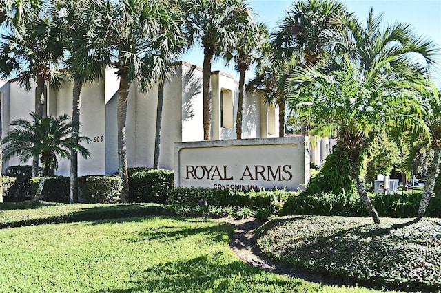 community sign with a lawn