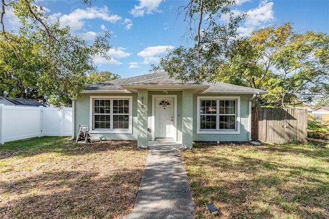 view of front of house featuring a front yard