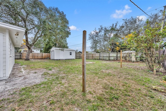 view of yard featuring a shed