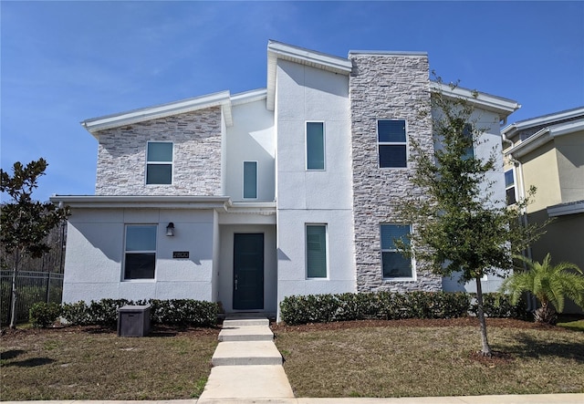 view of front of property featuring a front lawn