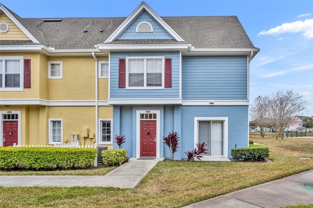 multi unit property featuring a front yard