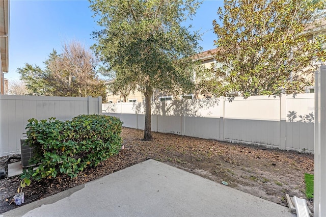 view of yard featuring a patio