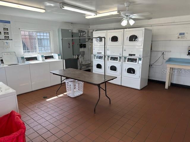 laundry area with washer and clothes dryer, ceiling fan, and stacked washing maching and dryer