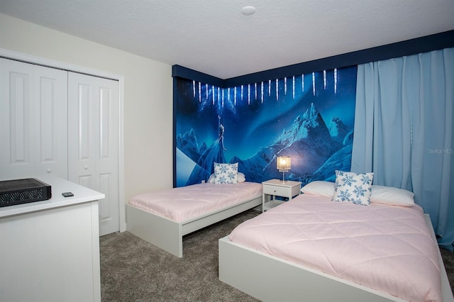 carpeted bedroom featuring a closet and a textured ceiling