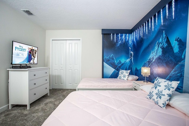 bedroom featuring a closet, carpet, and a textured ceiling