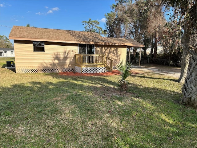 back of house featuring a lawn