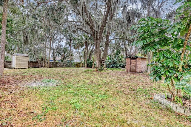 view of yard with a shed