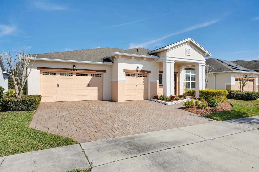 view of front facade featuring a garage