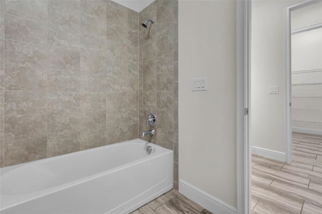 bathroom featuring tiled shower / bath combo