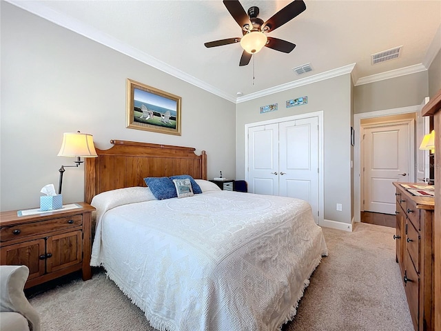 carpeted bedroom featuring ceiling fan, ornamental molding, and a closet