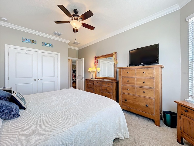 bedroom with light carpet, crown molding, a closet, and ceiling fan