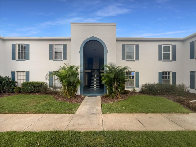 view of front facade with a front lawn