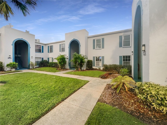 view of front of house featuring a front lawn