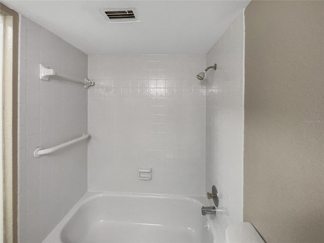 bathroom featuring tiled shower / bath