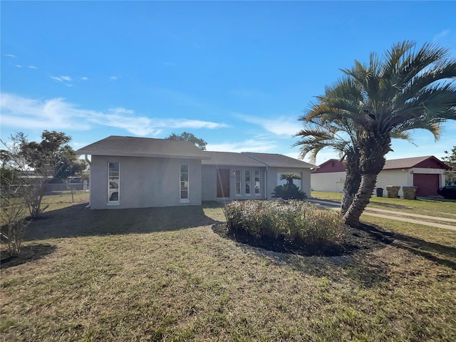 view of front of property featuring a front lawn