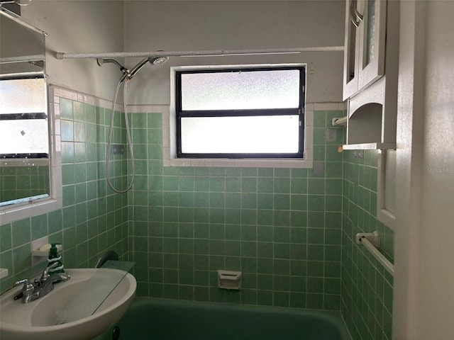 bathroom featuring sink and tiled shower / bath combo