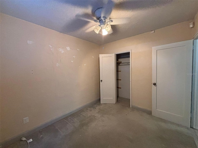 unfurnished bedroom featuring ceiling fan, concrete floors, a textured ceiling, and a closet