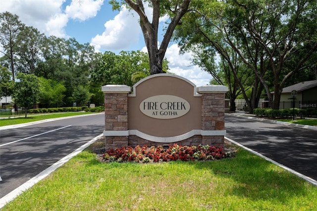 community / neighborhood sign featuring a lawn