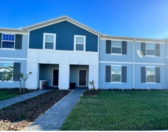 view of front of property featuring a front yard