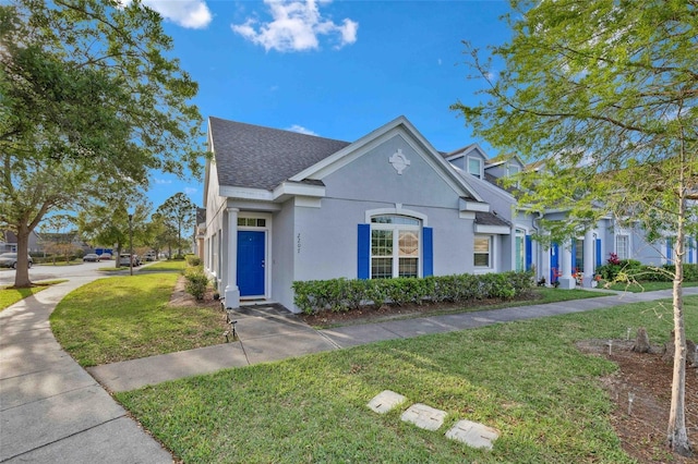 view of front of house featuring a front lawn