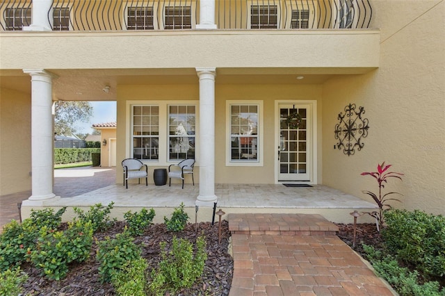 property entrance featuring a balcony