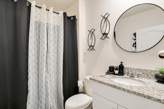 bathroom with a shower with curtain, vanity, and toilet