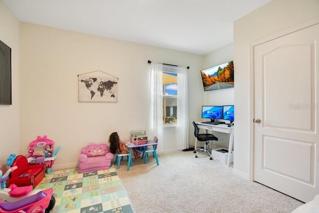 recreation room with carpet