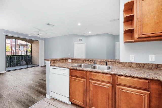 kitchen featuring sink, light hardwood / wood-style flooring, dishwasher, kitchen peninsula, and ceiling fan