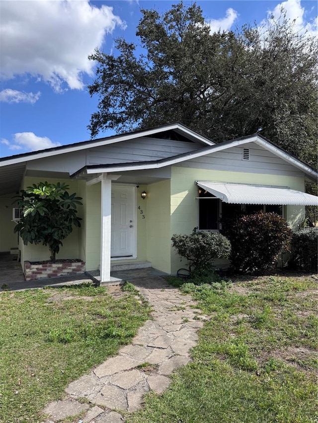 view of front facade with a front yard