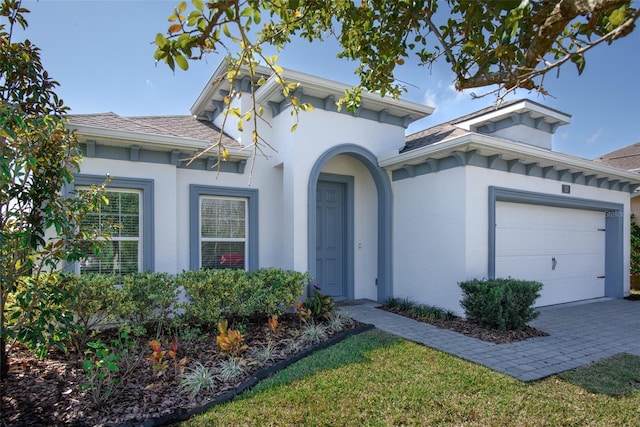 view of front facade featuring a garage