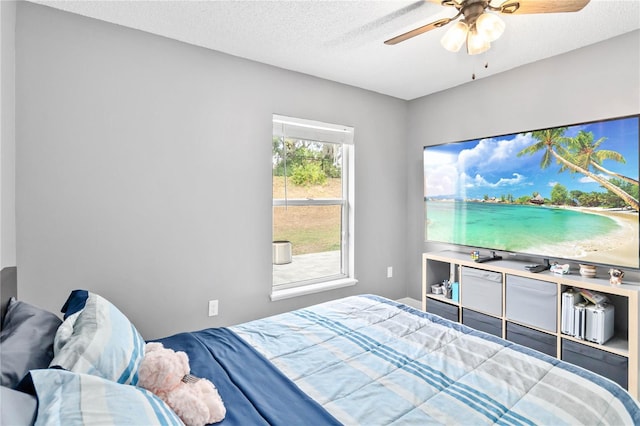 bedroom featuring ceiling fan and a textured ceiling