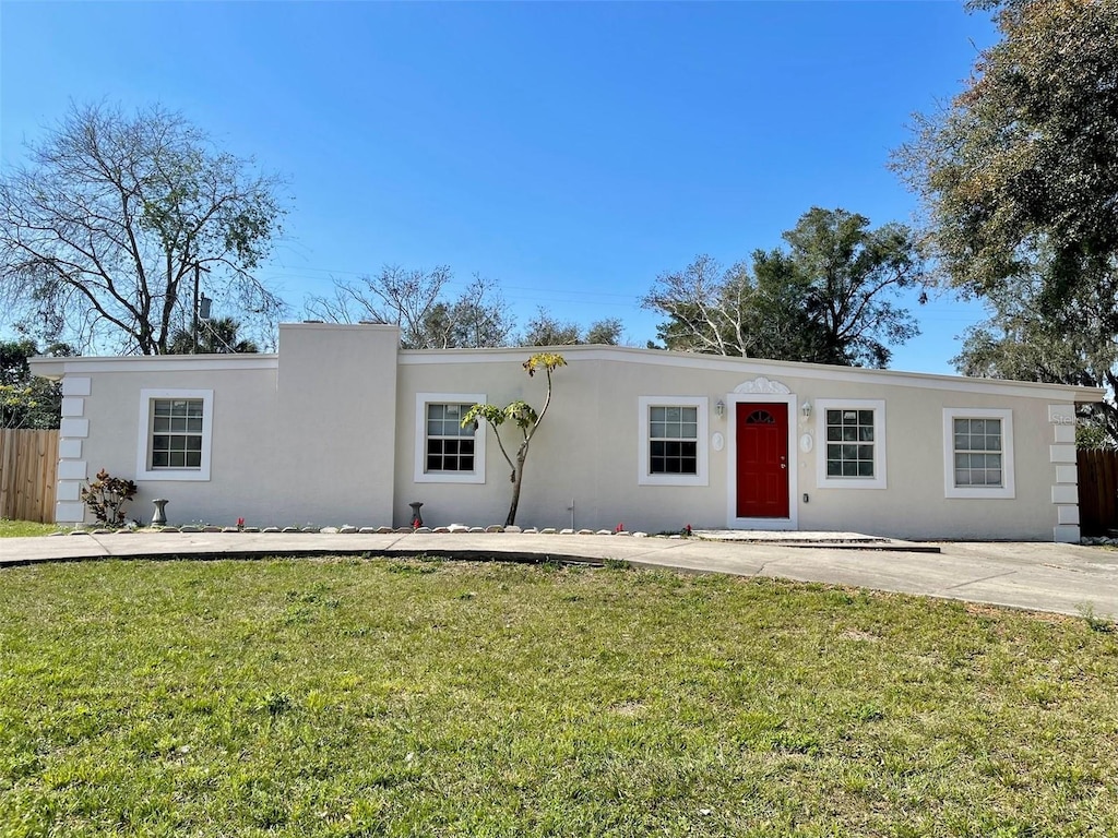 view of front of property with a front yard