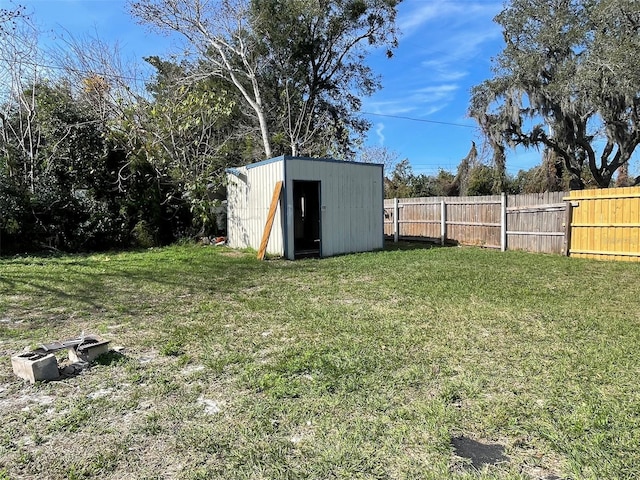 view of yard with a storage shed