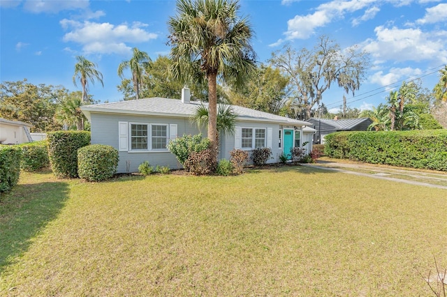 ranch-style house featuring a front lawn