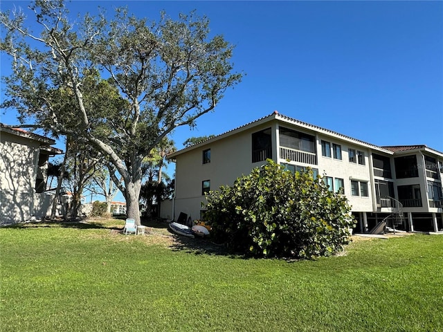 view of side of property featuring a lawn