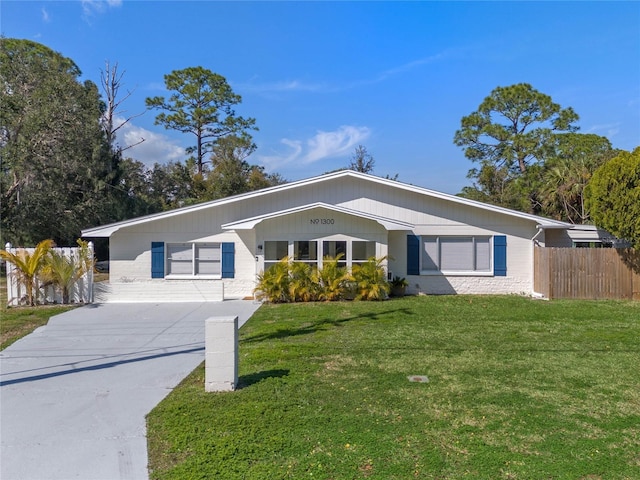 single story home featuring a front yard