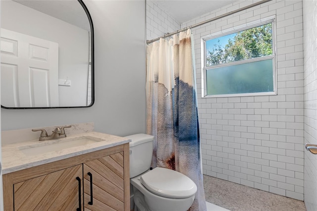 bathroom with a shower with curtain, vanity, and toilet