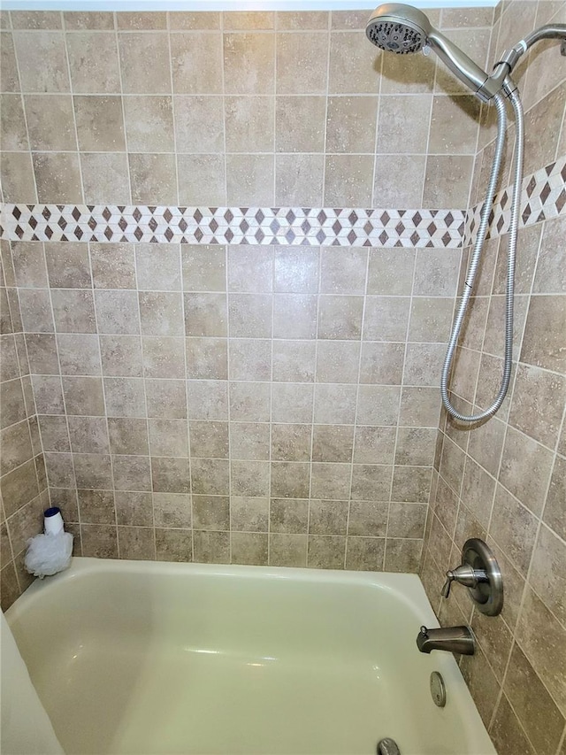 bathroom with tiled shower / bath combo