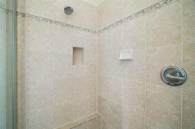 bathroom featuring tiled shower