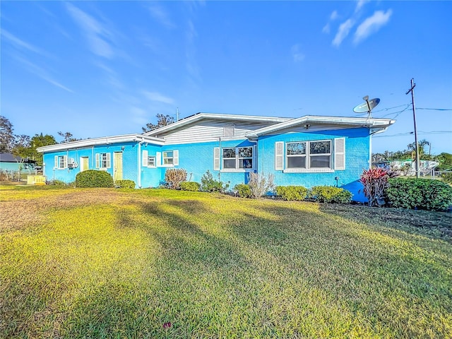 view of front facade featuring a front yard