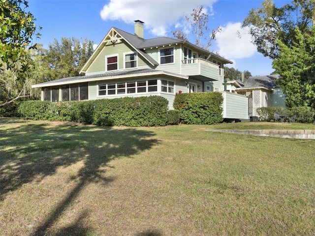 view of front facade with a front lawn