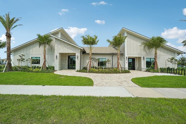 4110 Gooseberry Trl, Kissimmee, FL 34746 - mid-century modern home featuring board and batten siding and a front lawn