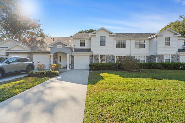 view of front of property featuring a front lawn