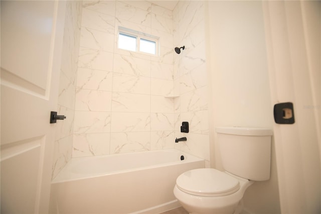 bathroom with tiled shower / bath and toilet