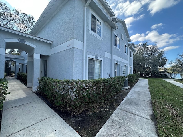 view of side of property featuring a lawn