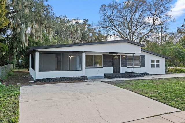 view of front facade with a front yard