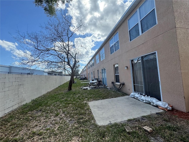 view of yard featuring a patio area