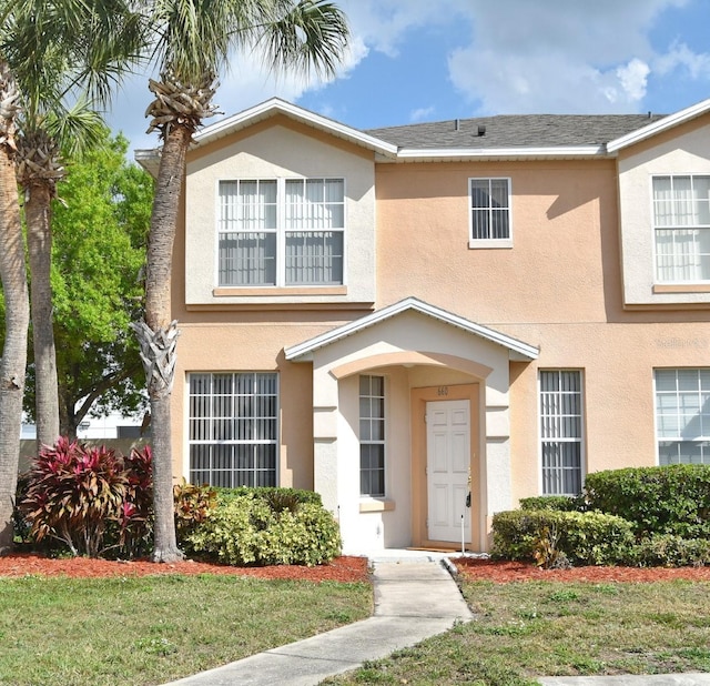 view of front of property with a front yard